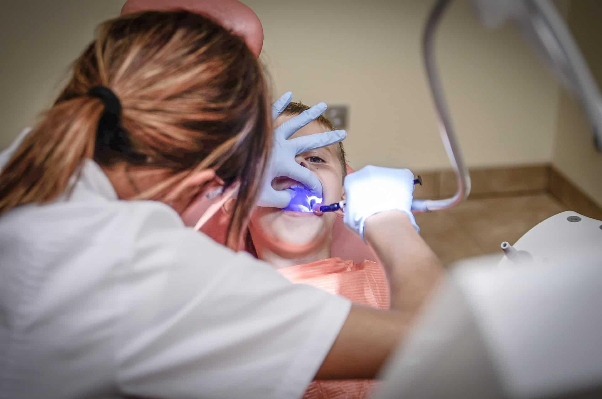 Contrat Dentiste salarié : les clauses à vérifier avant de signer
