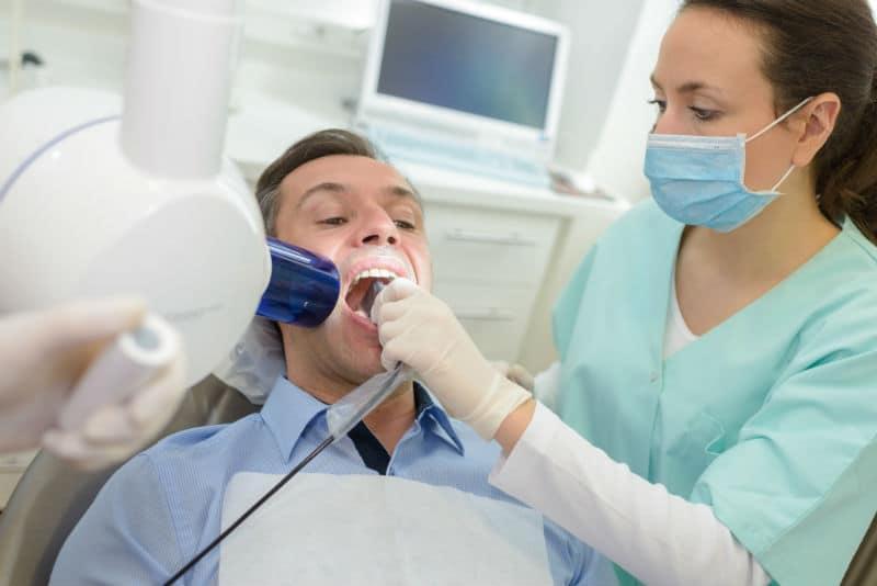 Dentiste salarié ou libéral : quel statut choisir pour votre carrière ?