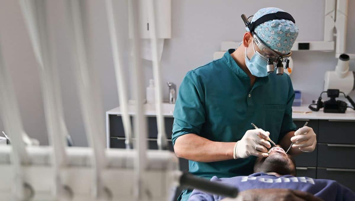 Quelle retraite pour un dentiste libéral ? Montants, régimes et démarches